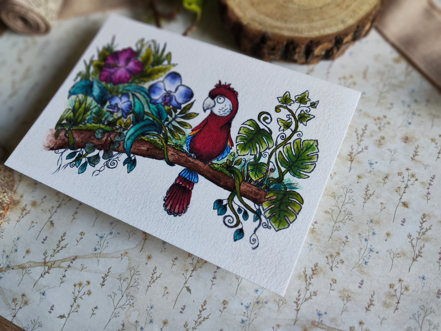 Carte A6 Oiseau Perroquet Ara sur branche fleurie – Aquarelle nature