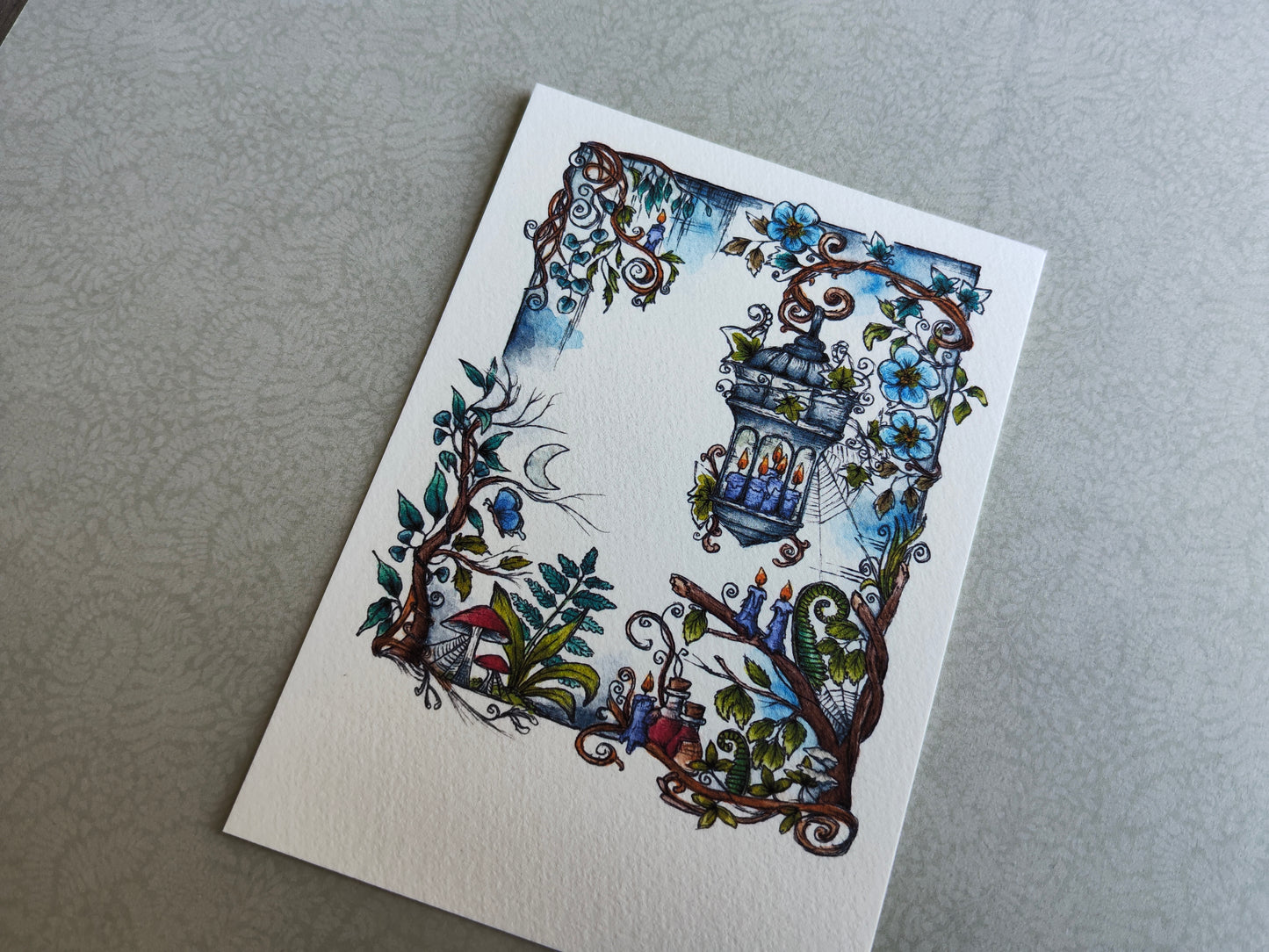 Carte Lanterne Féerique – Illustration Aquarelle Feuillage Lierre Bougie Champignon