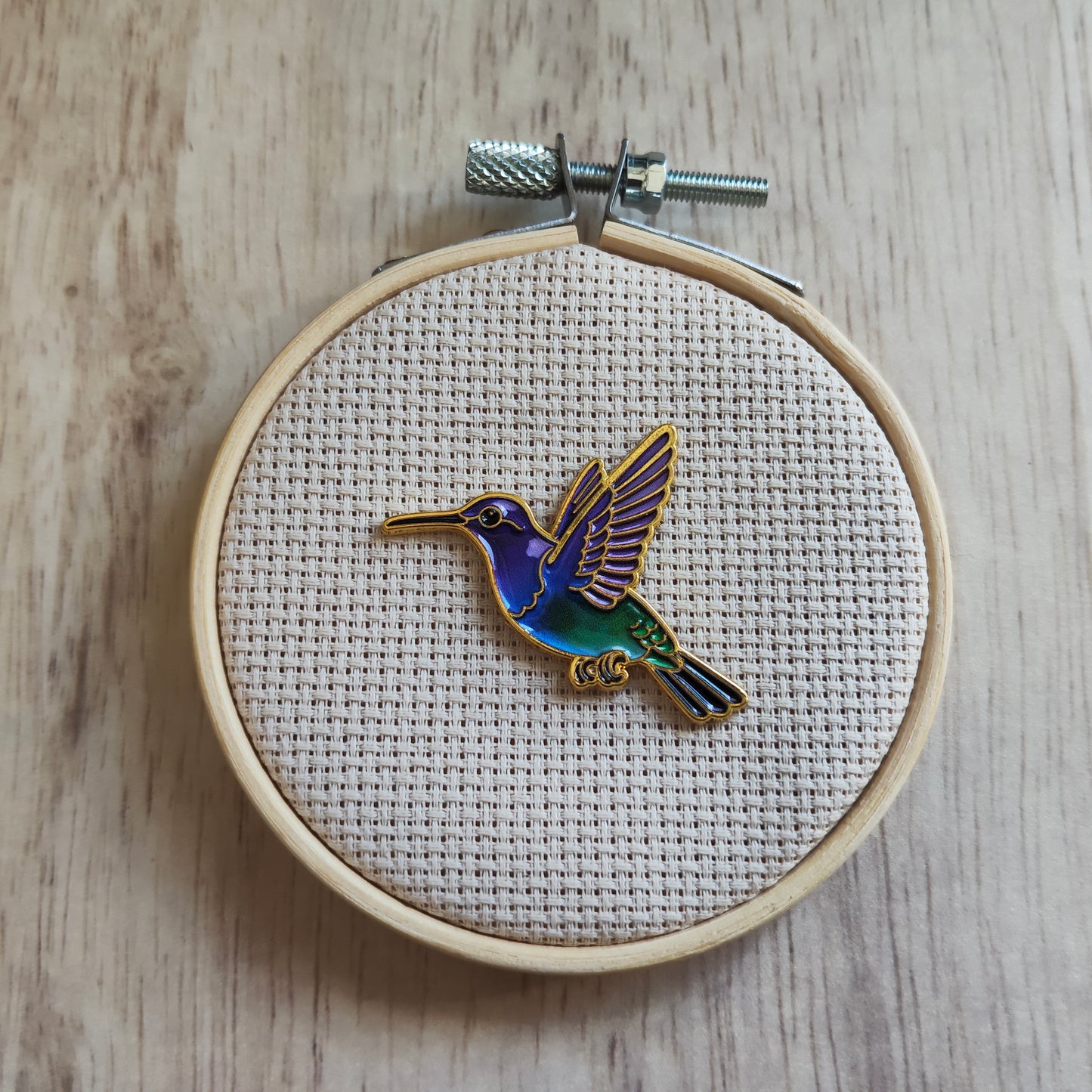 Pin's Grand oiseau colibri violet vert