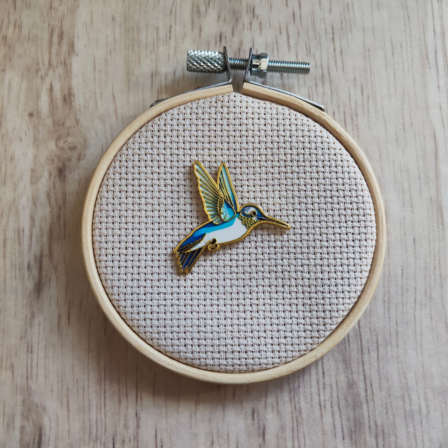 Pin's Colibri animal oiseau bleu bord or