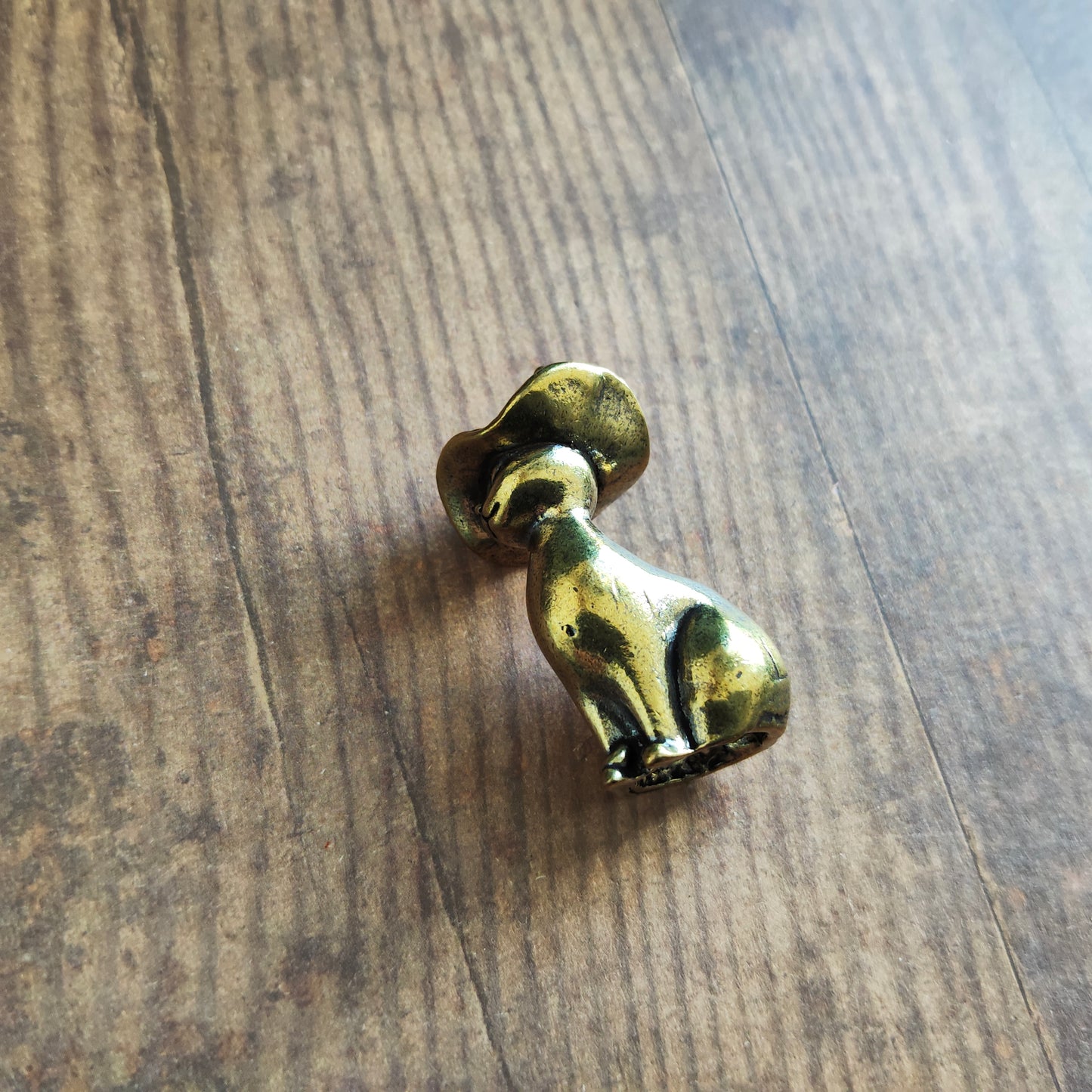 Figurine chat élégant chapeau animal laiton