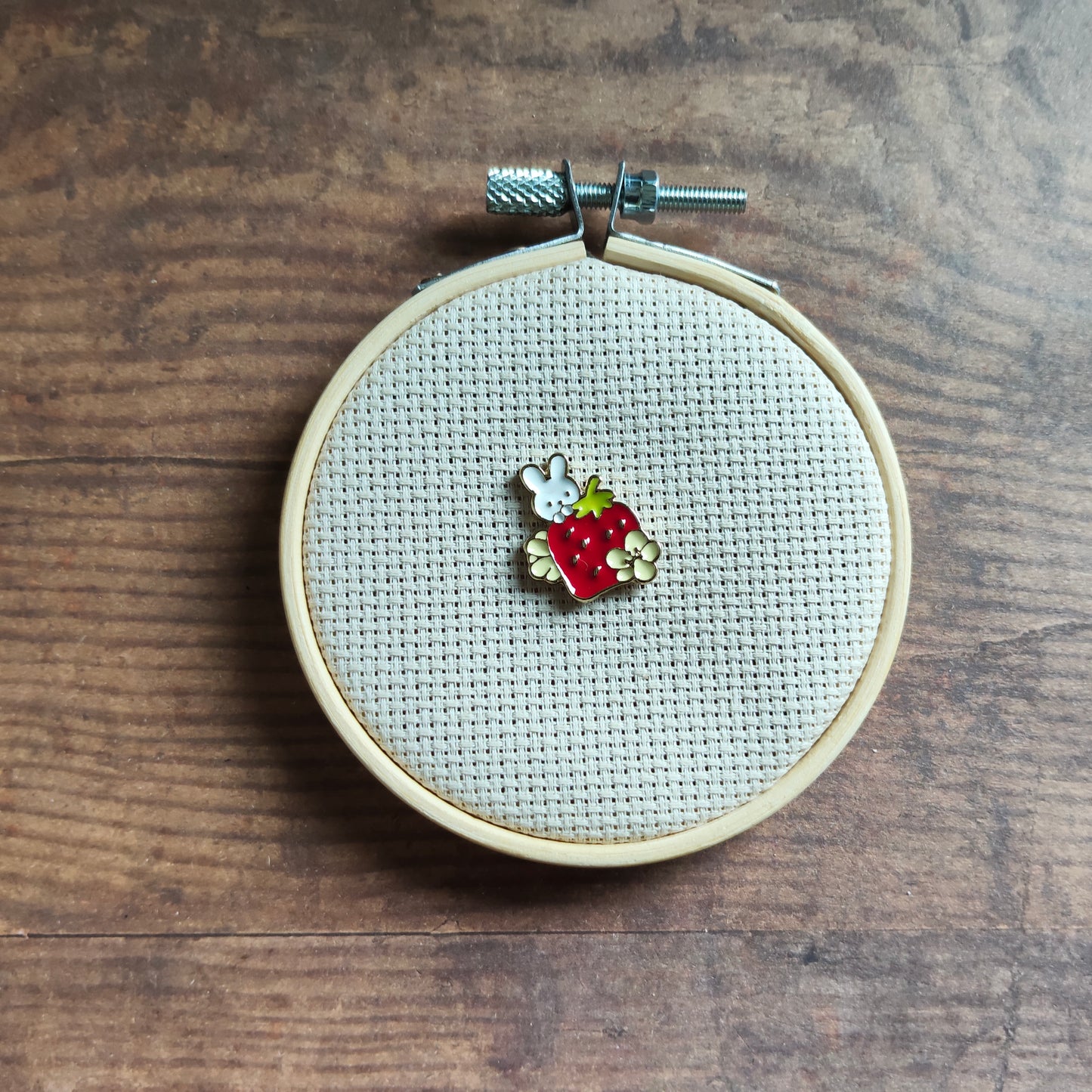 Pin's Lapin blanc et fruit fraise rouge