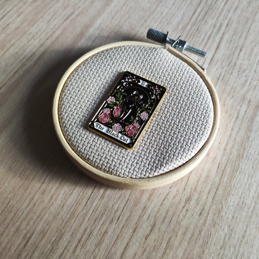 Pin's carte tarot chat noir fleurs rose