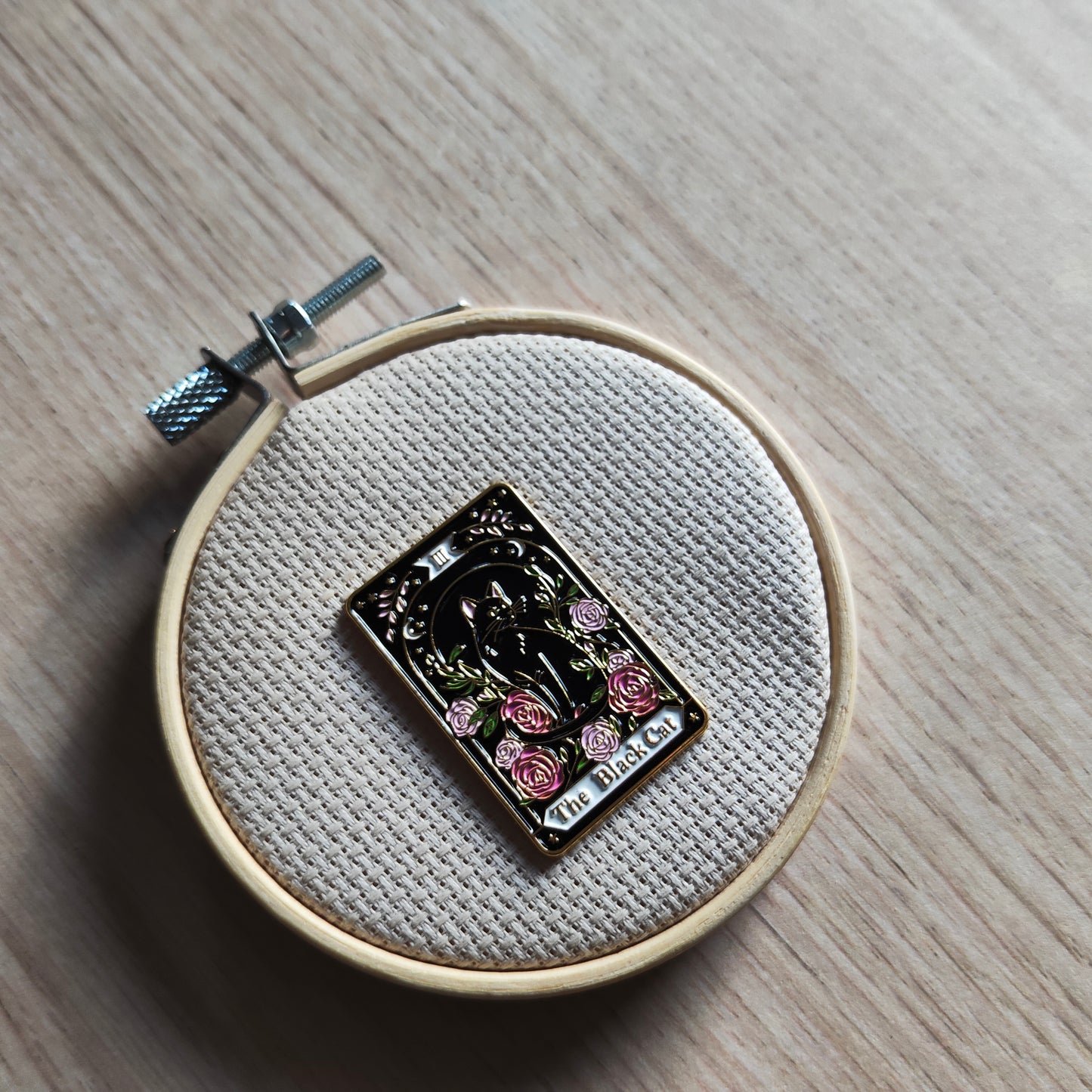 Pin's carte tarot chat noir fleurs rose