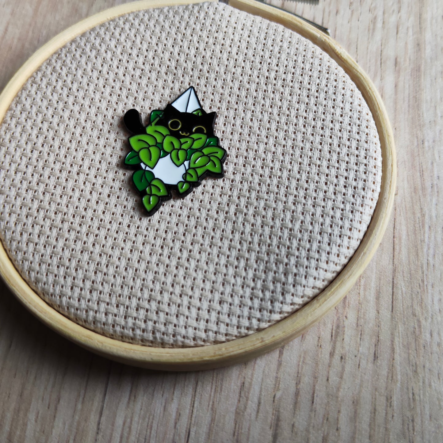 Pin's chat noir plante verte suspension animal