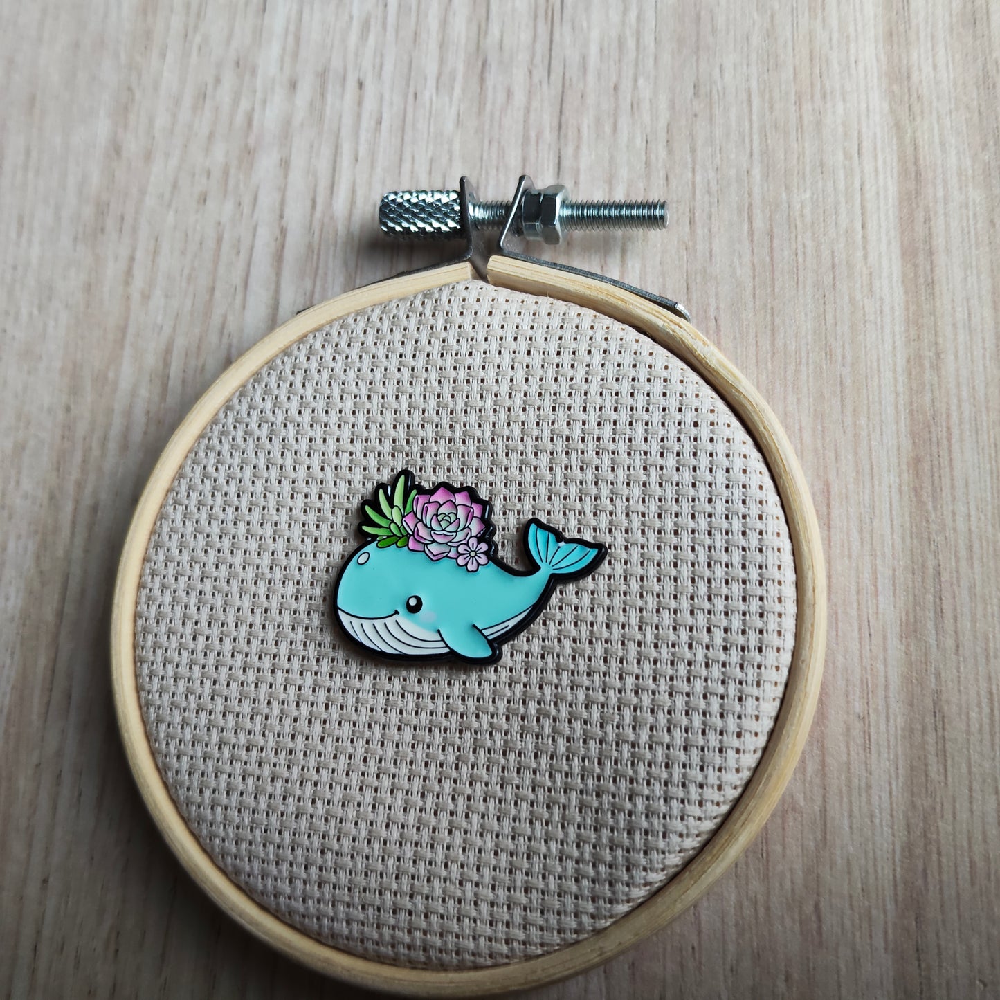 Pin's Baleine Animal marin et fleur