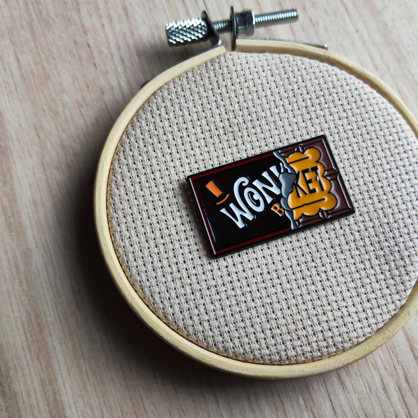 Pin's tablette de chocolat ticket d'or