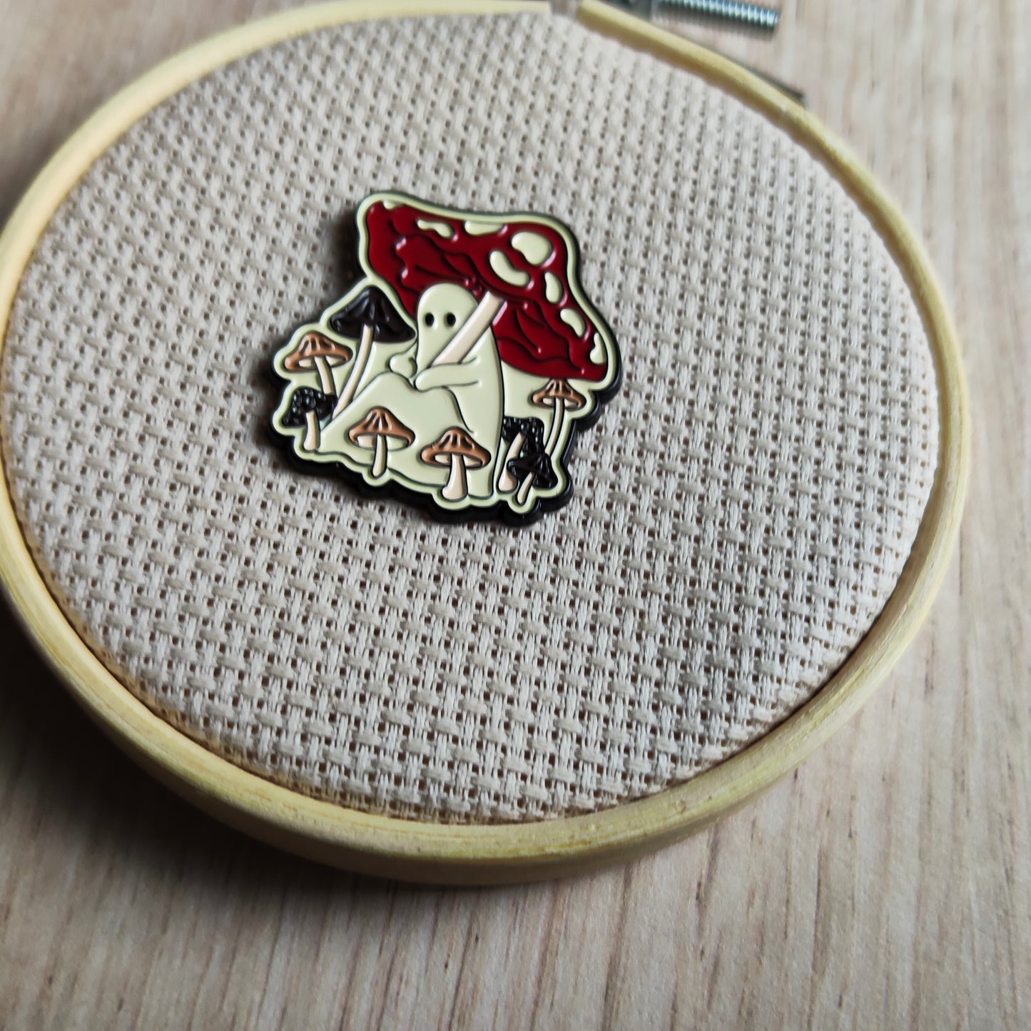 Pin's fantôme et petit champignons