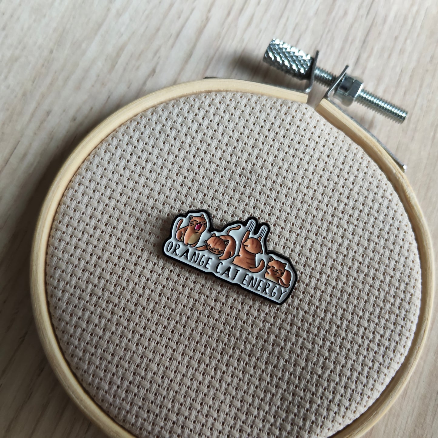 Pin's Chats bordure orange roux animal