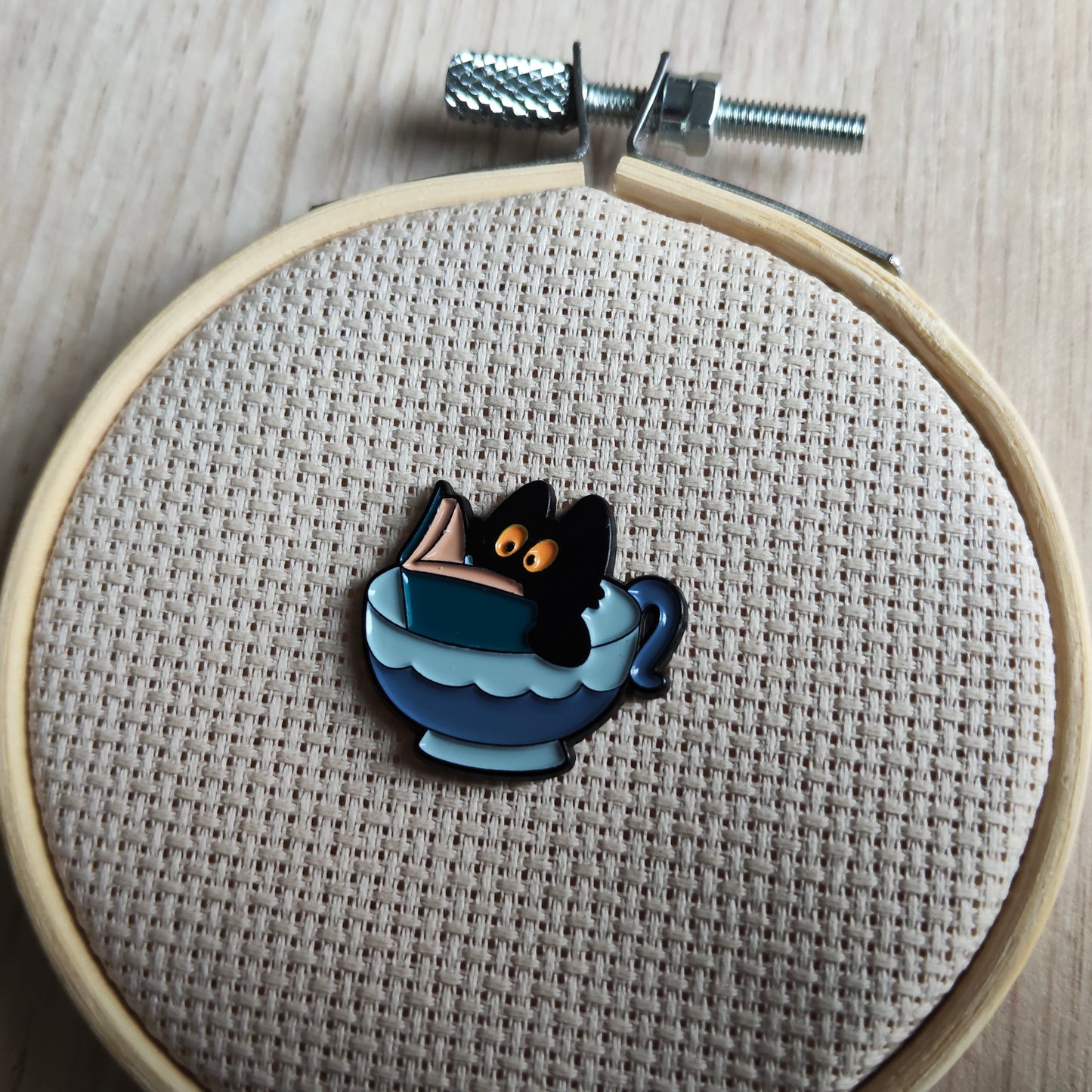 Pin's petit chat noir dans un tasse bleu