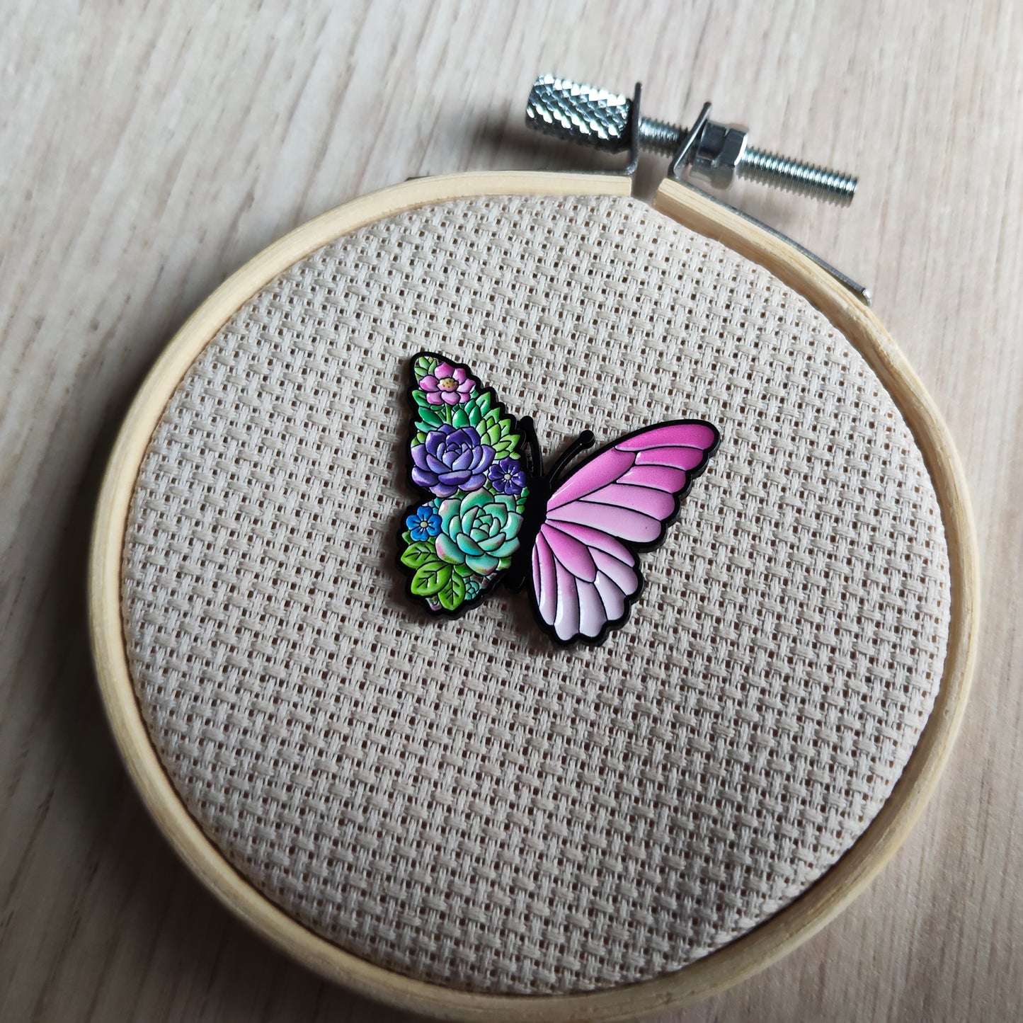 Pin's papillon fleurs floral animal insecte