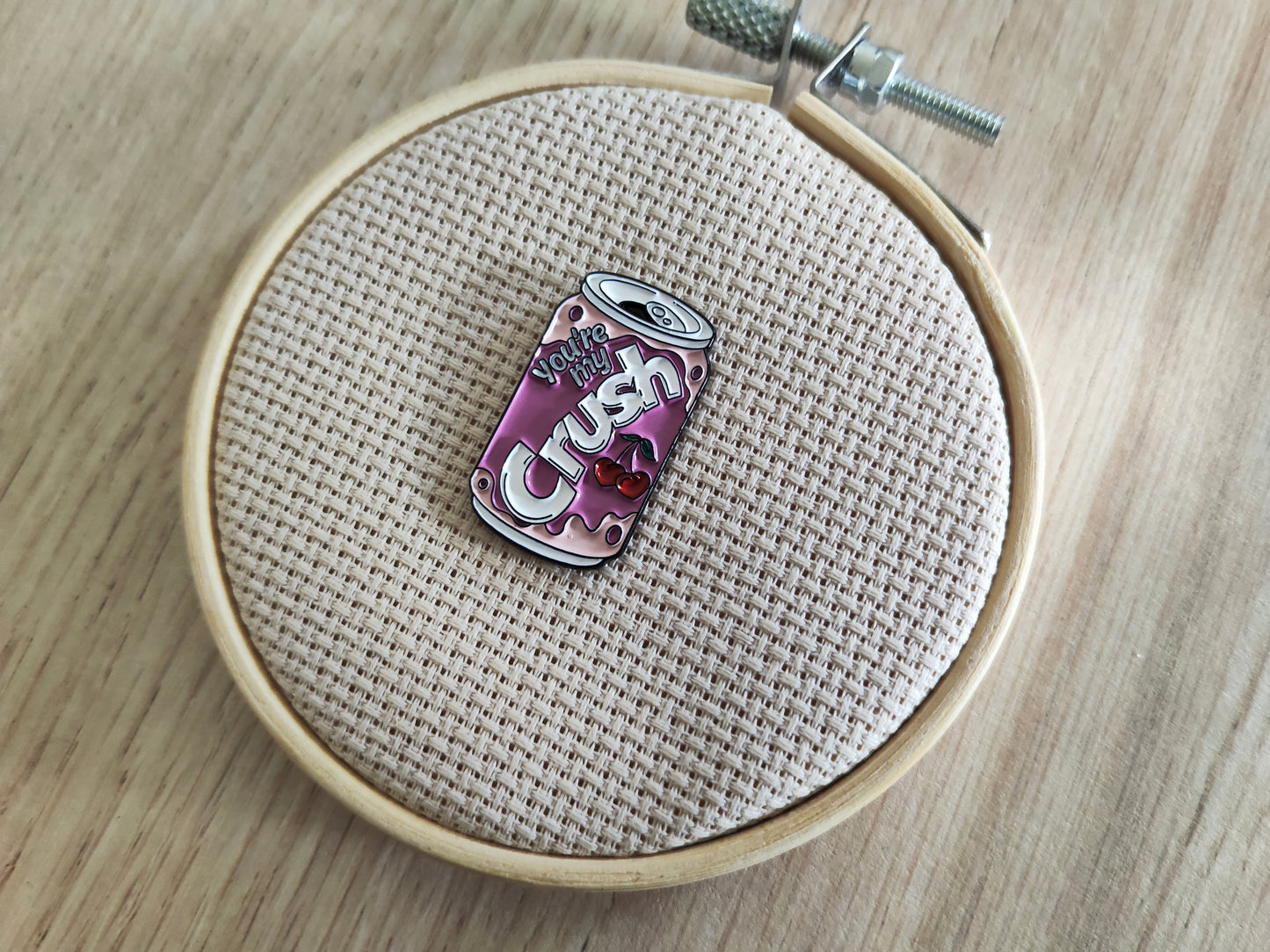 Pin's fruit cerise boisson canette