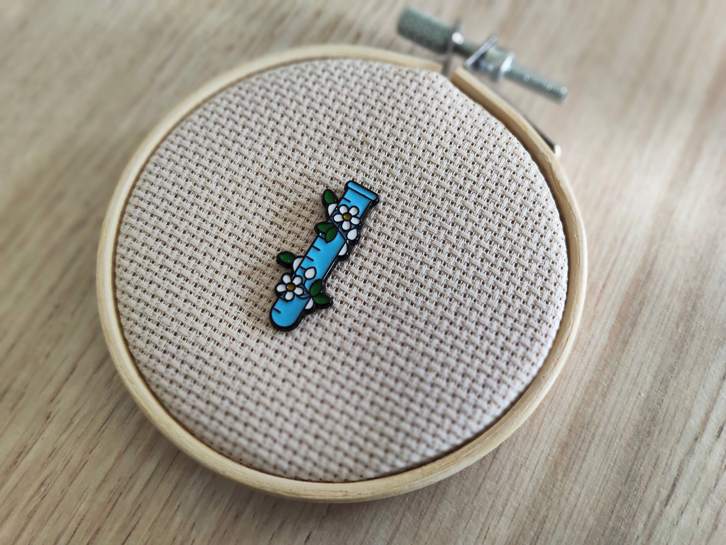 Pin's fiole chimie fleurs blanche