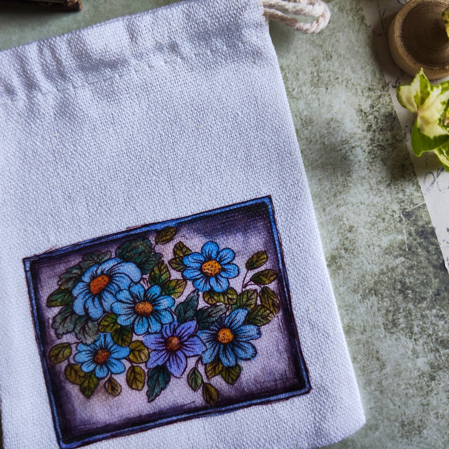 Pochon en tissu décoré de fleurs bleues et violettes – Illustration aquarelle botanique – Sac pochette cadeau