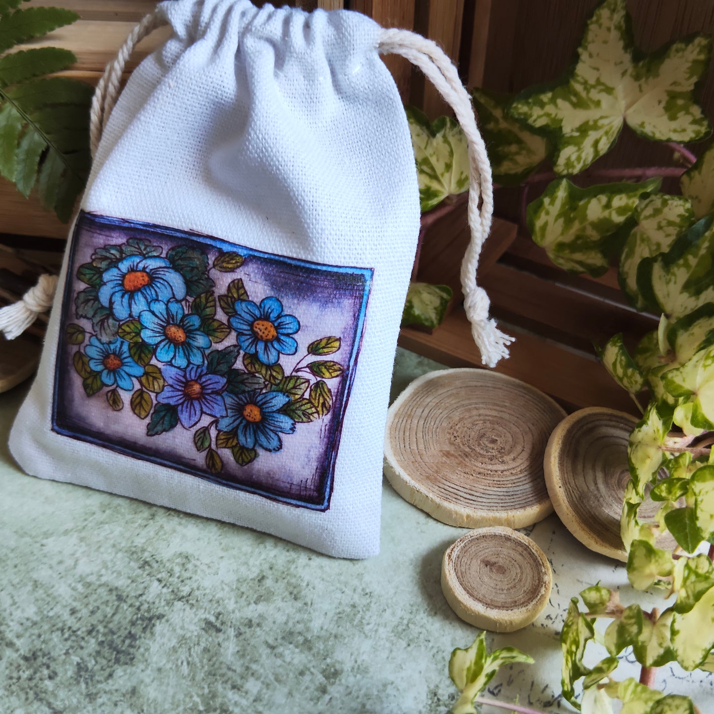 Pochon en tissu décoré de fleurs bleues et violettes – Illustration aquarelle botanique – Sac pochette cadeau