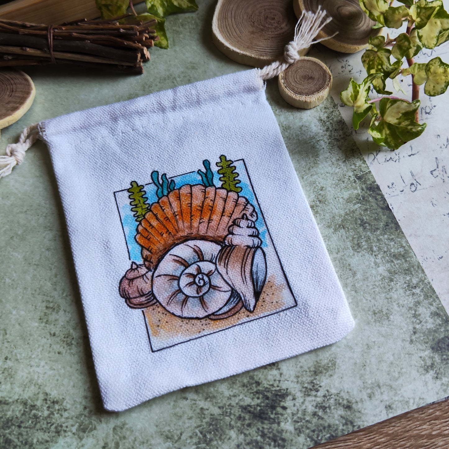 Pochon en tissu décoré de coquillage et algues – Illustration aquarelle mer – Sac pochette marine