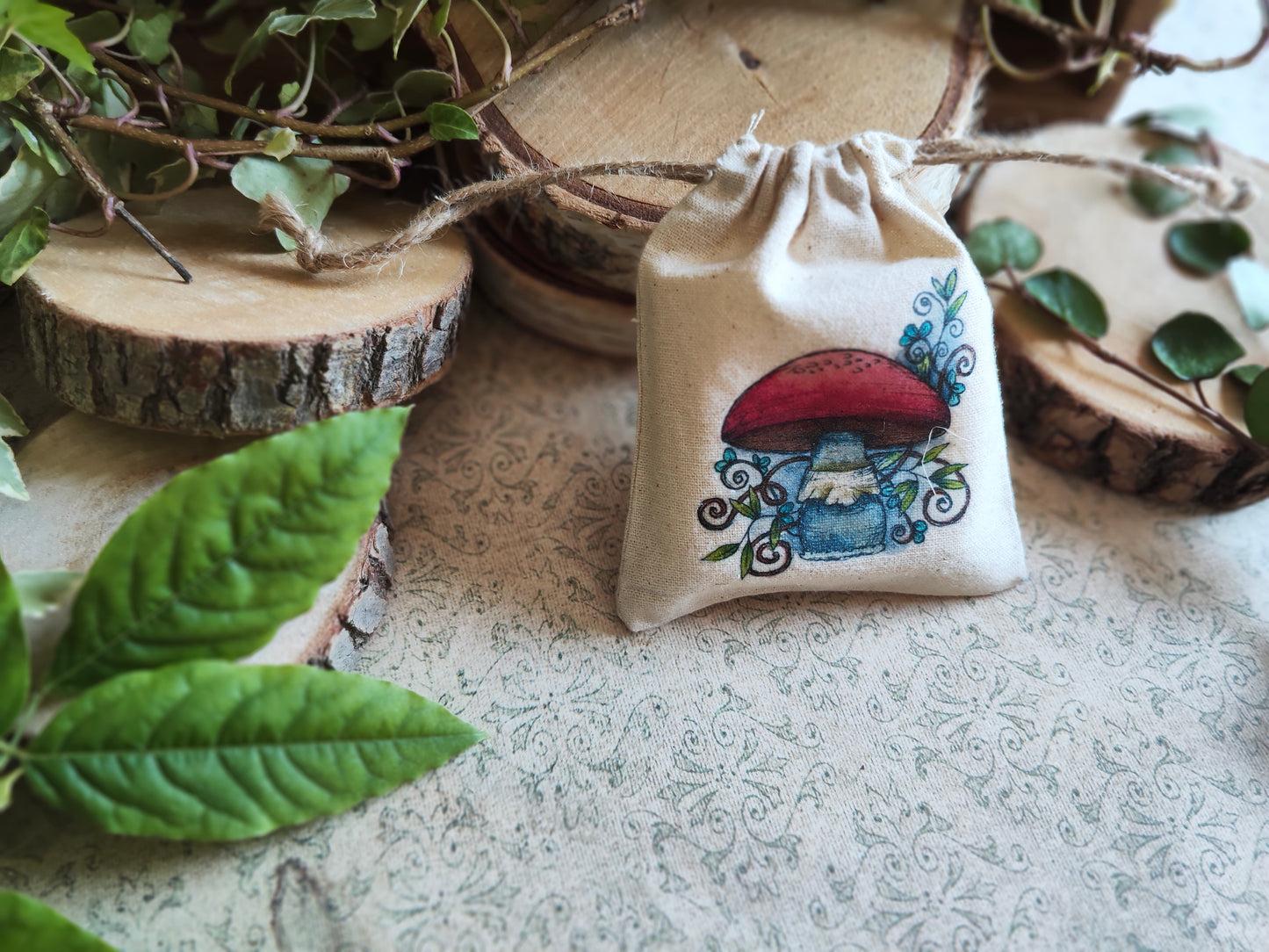 Pochon Champignon Rouge Swirl Arabesque – Petit Sac Nature Illustré