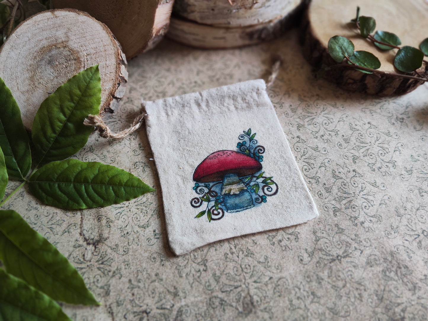 Pochon Champignon Rouge Swirl Arabesque – Petit Sac Nature Illustré
