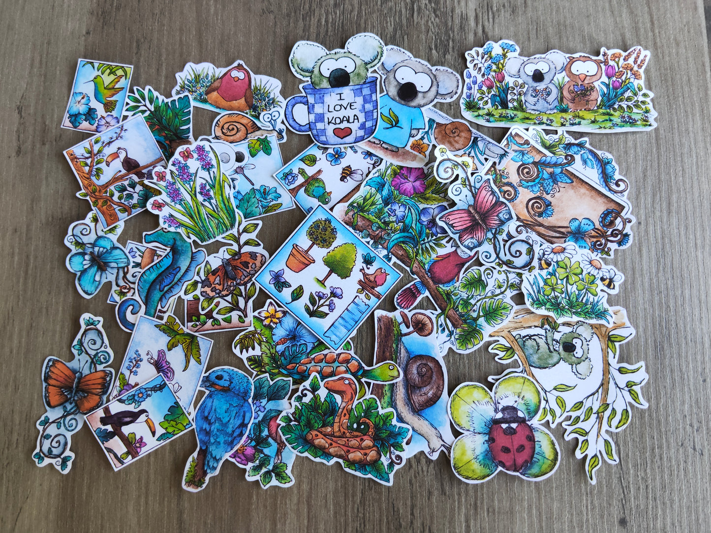 Stickers animaux mignons et nature – Lot de 33 autocollants illustrés à l’aquarelle – Koalas, escargots, oiseaux, fleurs, papillons