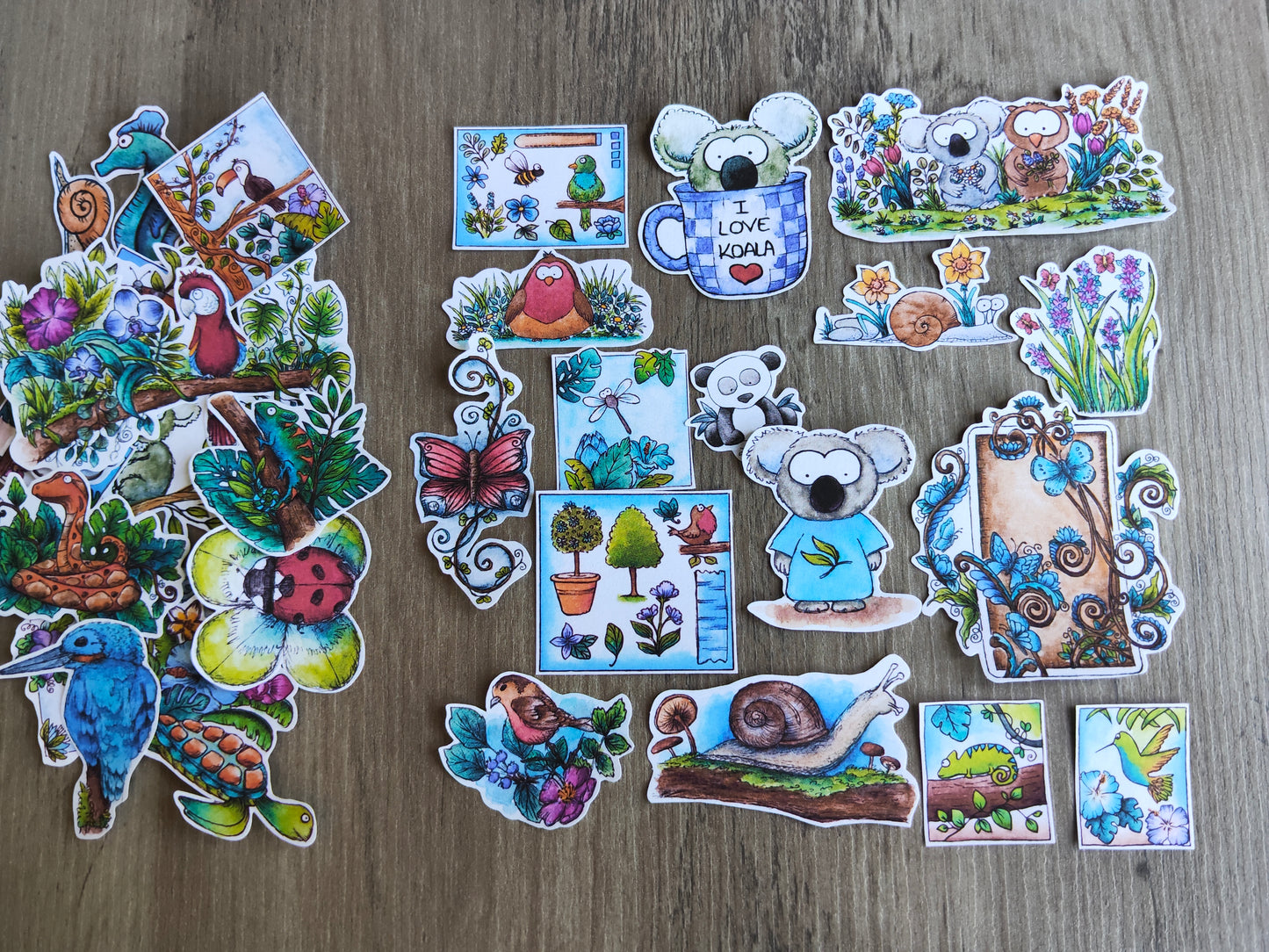 Stickers animaux mignons et nature – Lot de 33 autocollants illustrés à l’aquarelle – Koalas, escargots, oiseaux, fleurs, papillons