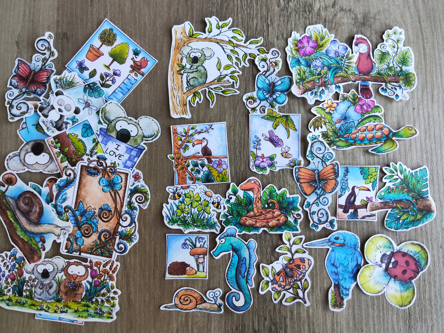 Stickers animaux mignons et nature – Lot de 33 autocollants illustrés à l’aquarelle – Koalas, escargots, oiseaux, fleurs, papillons
