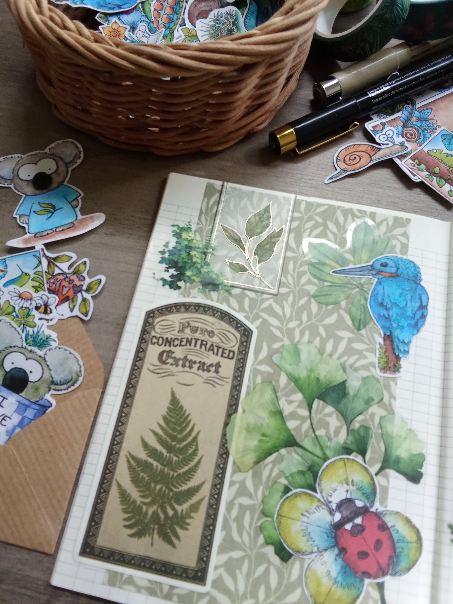 Stickers animaux mignons et nature – Lot de 33 autocollants illustrés à l’aquarelle – Koalas, escargots, oiseaux, fleurs, papillons