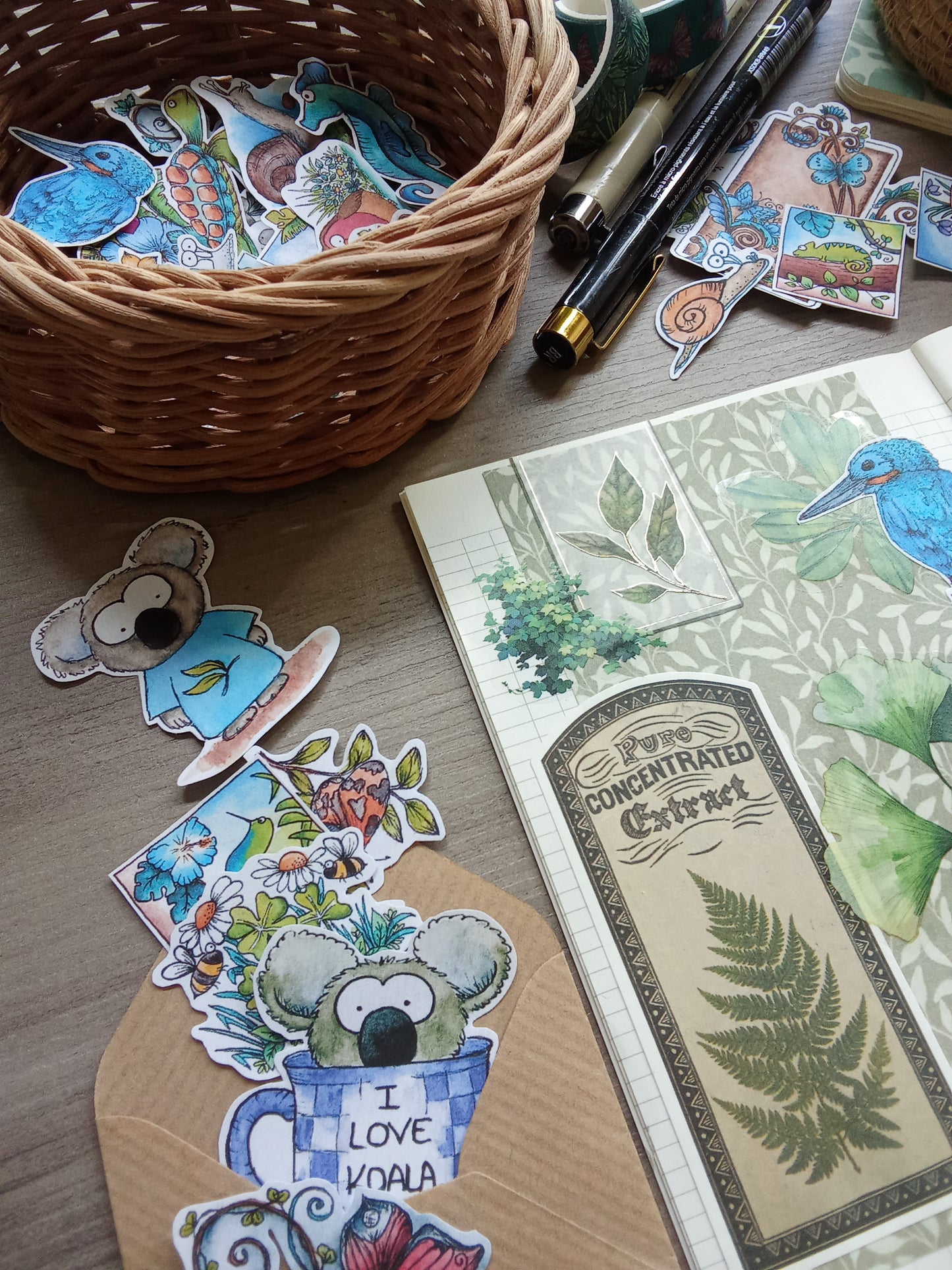 Stickers animaux mignons et nature – Lot de 33 autocollants illustrés à l’aquarelle – Koalas, escargots, oiseaux, fleurs, papillons