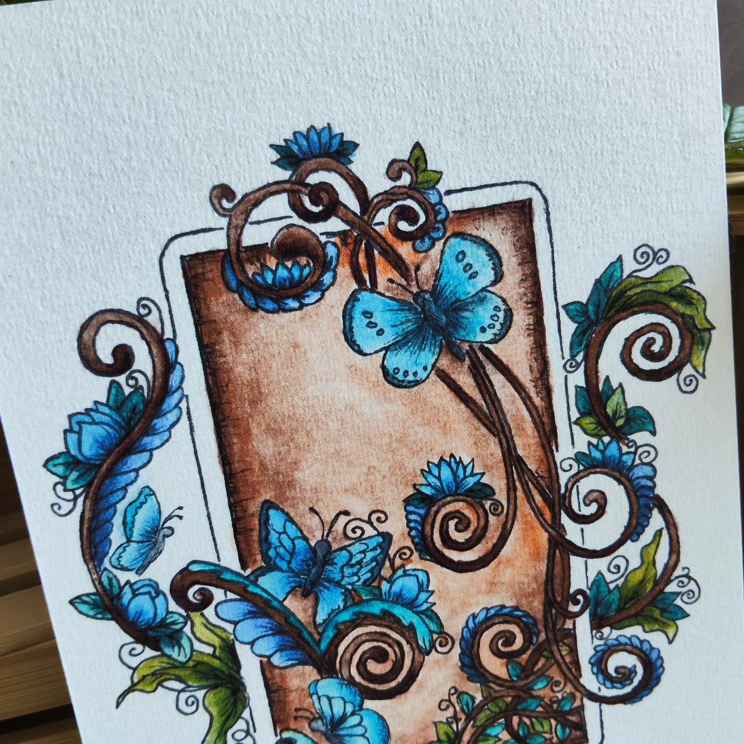 Affiche A5 Papillon & Arabesques – Bleu & Marron