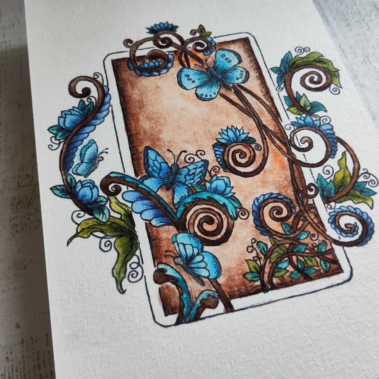 Affiche A5 Papillon & Arabesques – Bleu & Marron