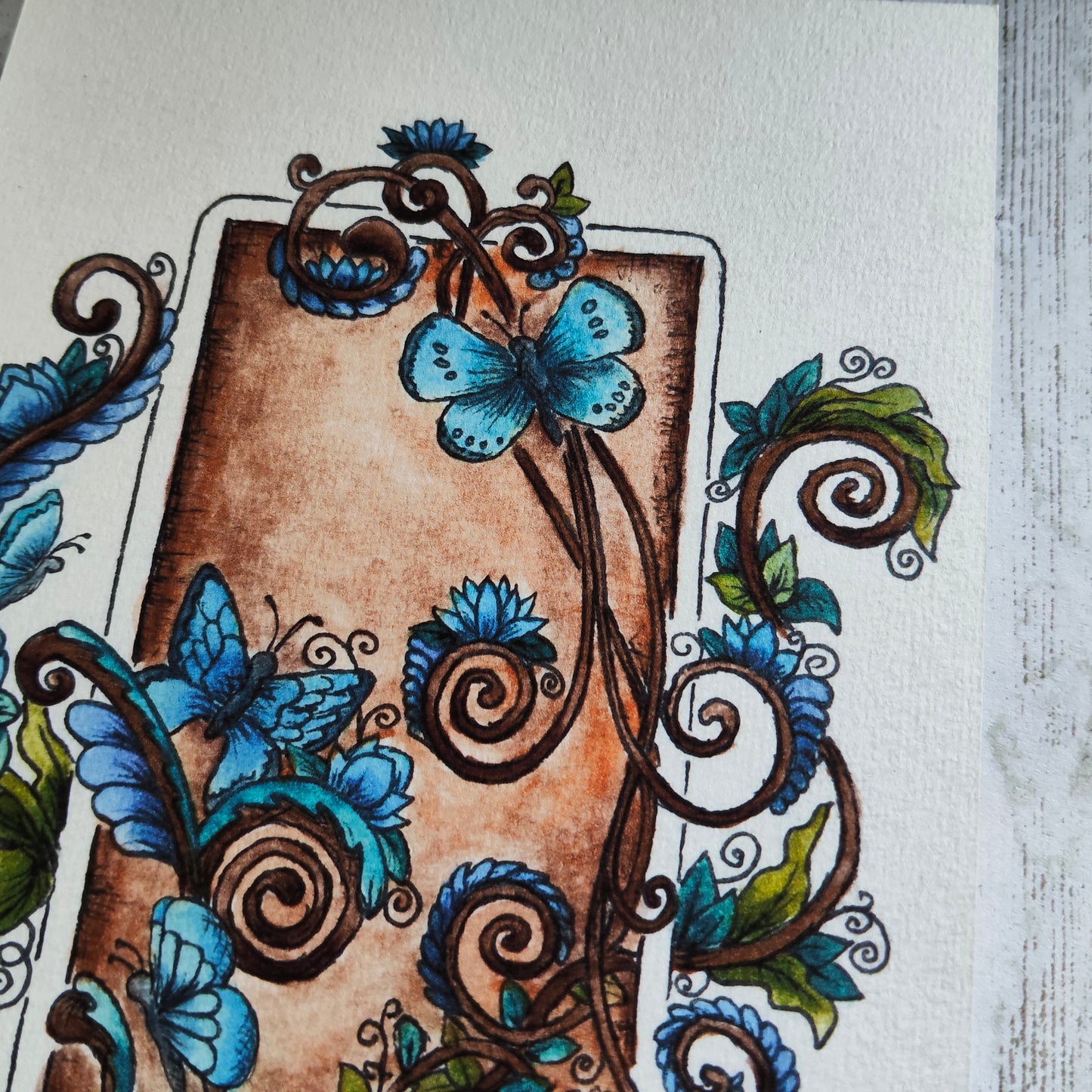 Affiche A5 Papillon & Arabesques – Bleu & Marron