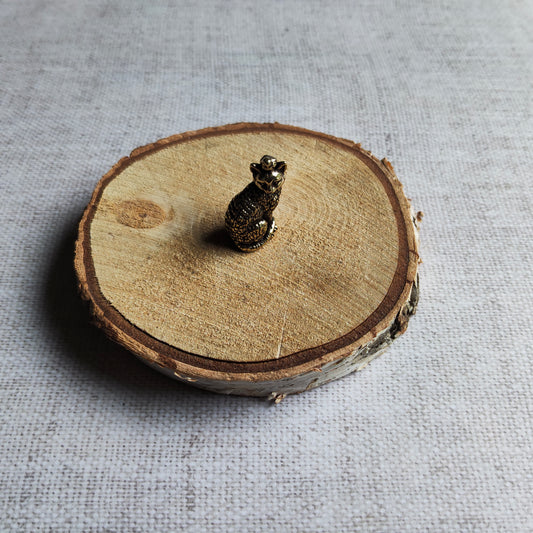 Chat assis et oiseau figurine animal