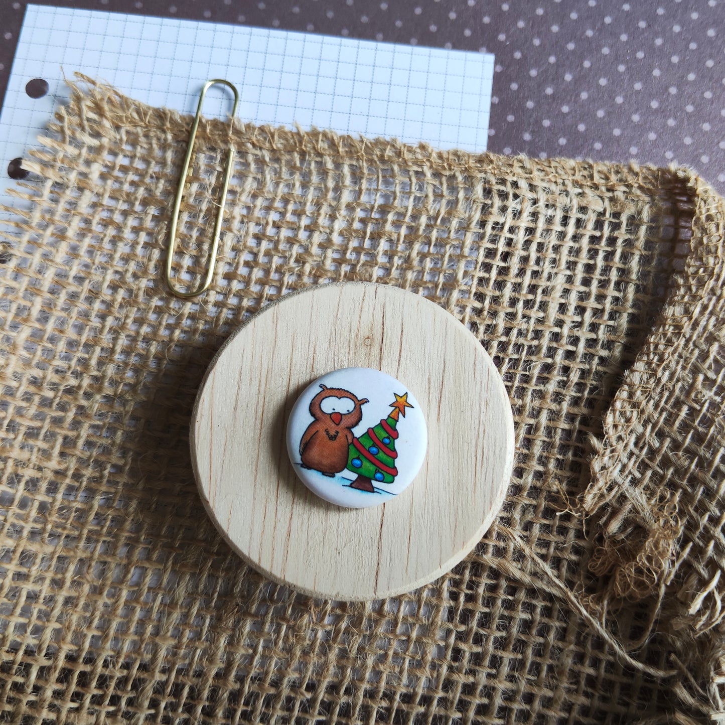 Badge Oiseau Hibou Marron et Sapin de Noël Guirlande Fête d'hiver