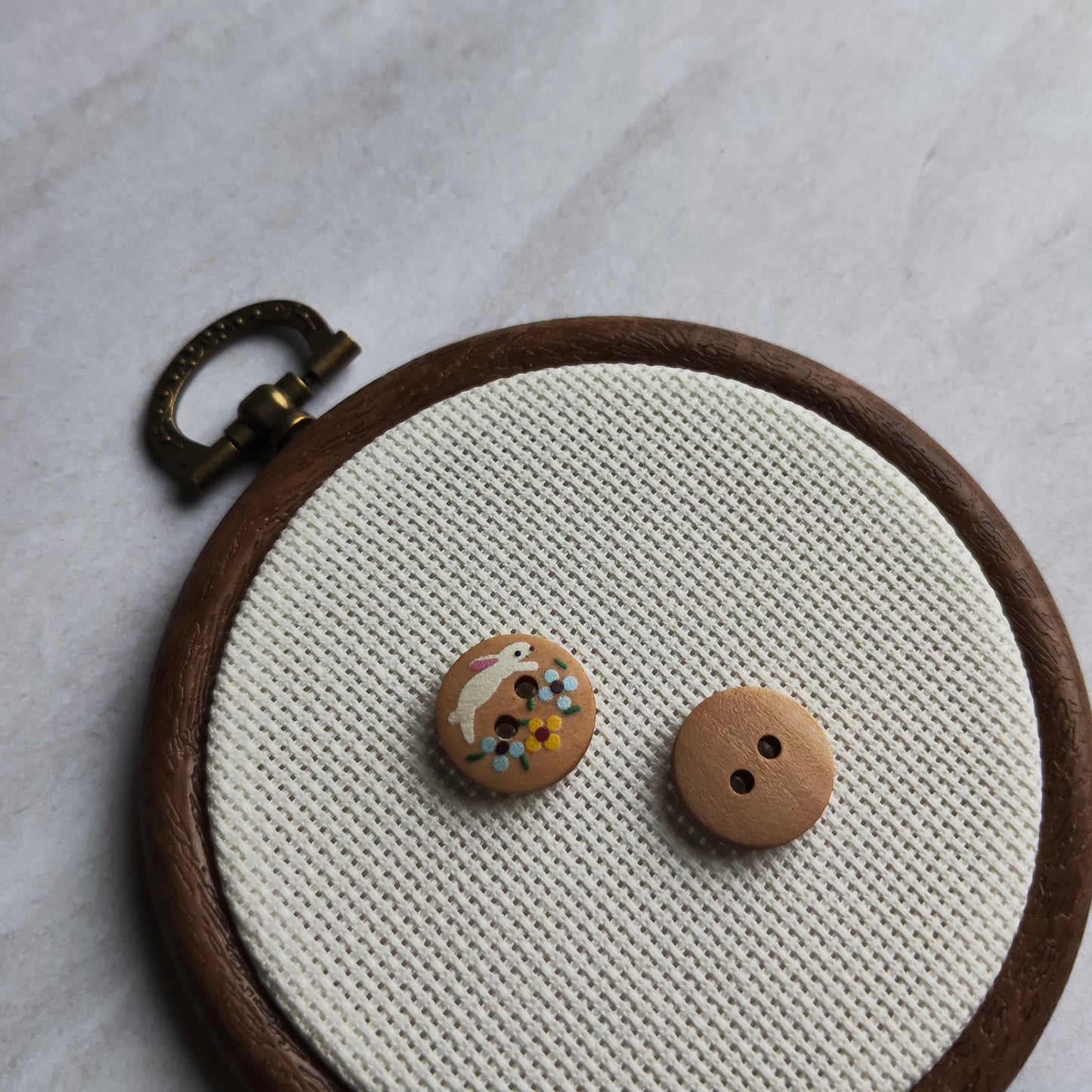 Boutons lapin et fleurs en bois rond