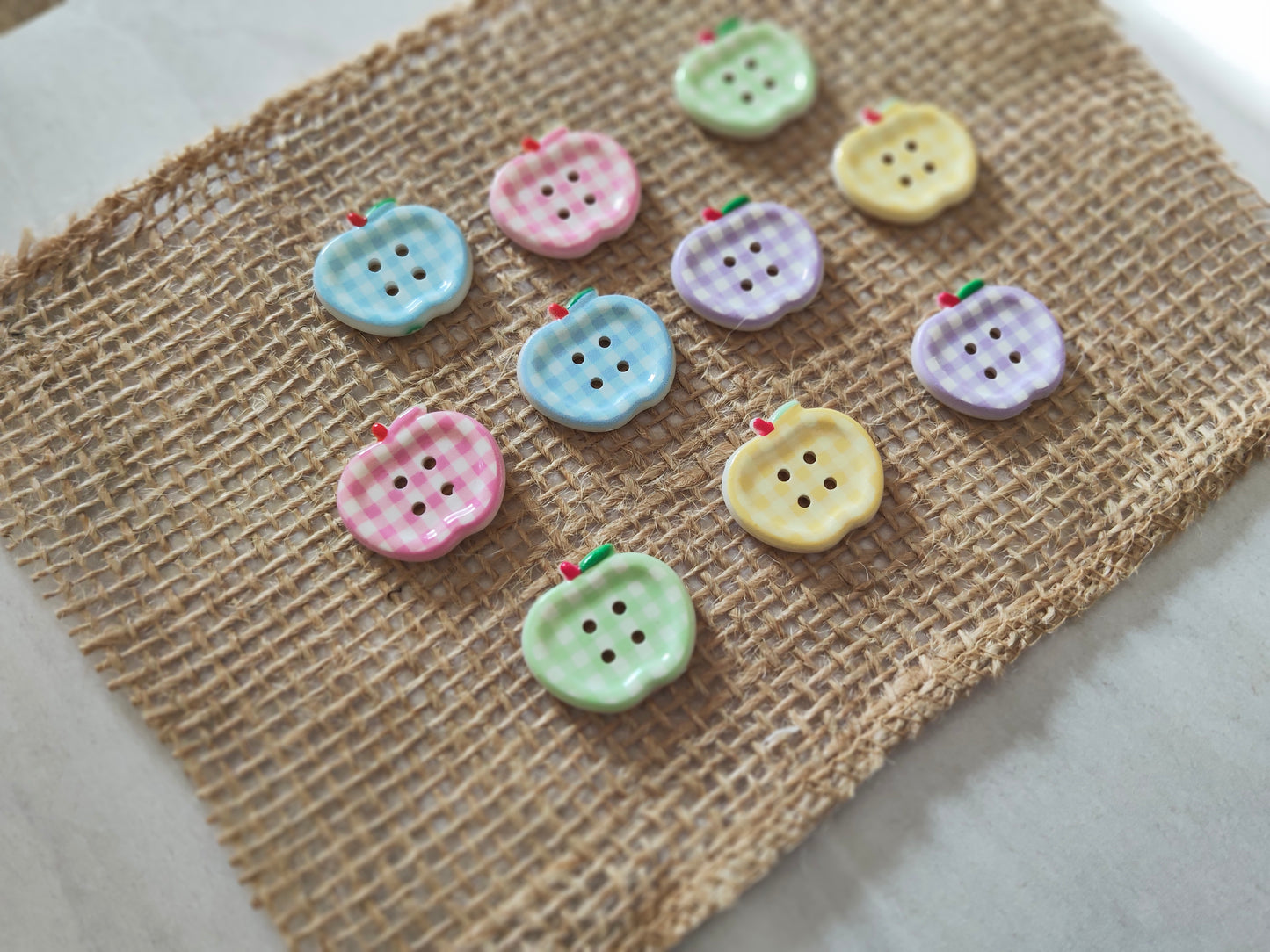 Boutons pomme multicolore carreaux vichy
