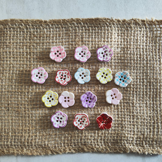 Boutons fleurs blanc à motifs