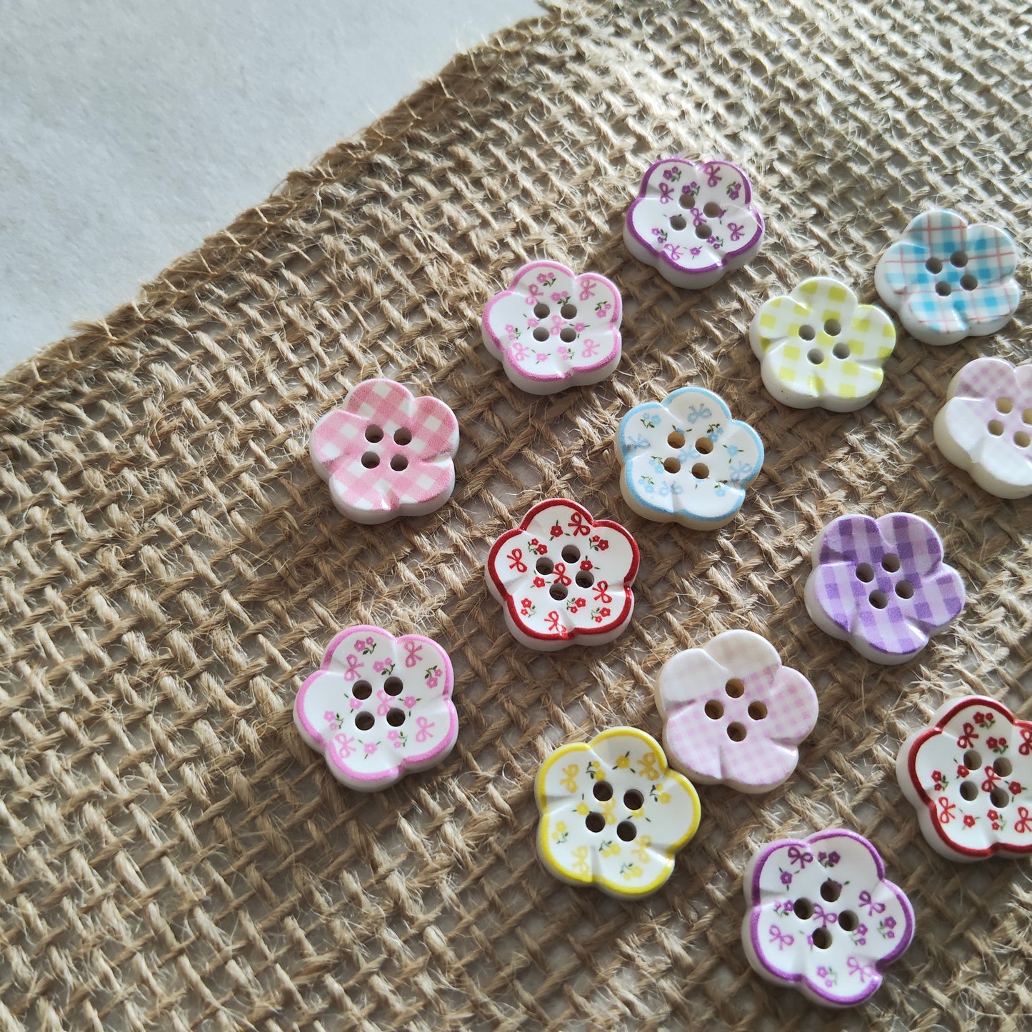 Boutons fleurs blanc à motifs