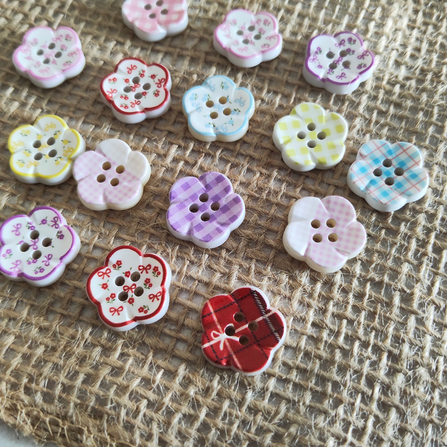 Boutons fleurs blanc à motifs