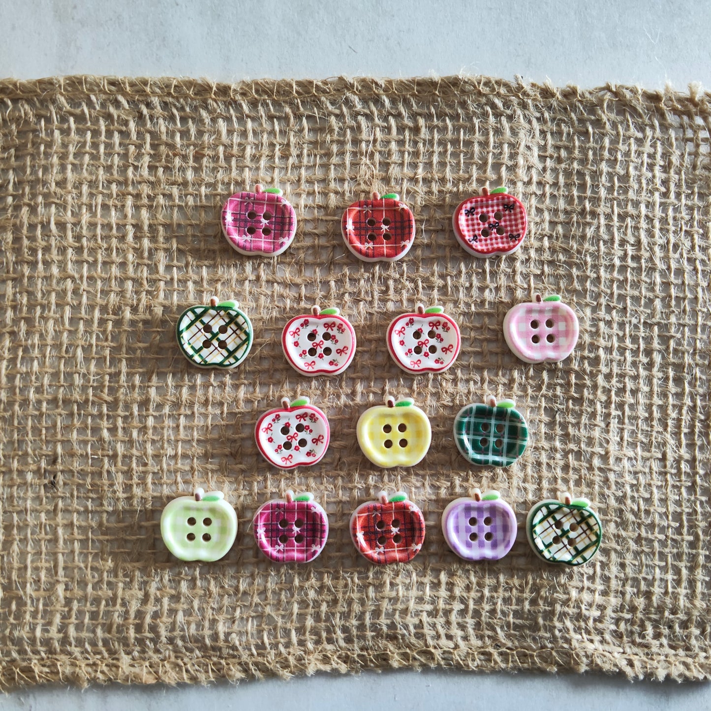 Boutons petite pomme multicolore carreaux