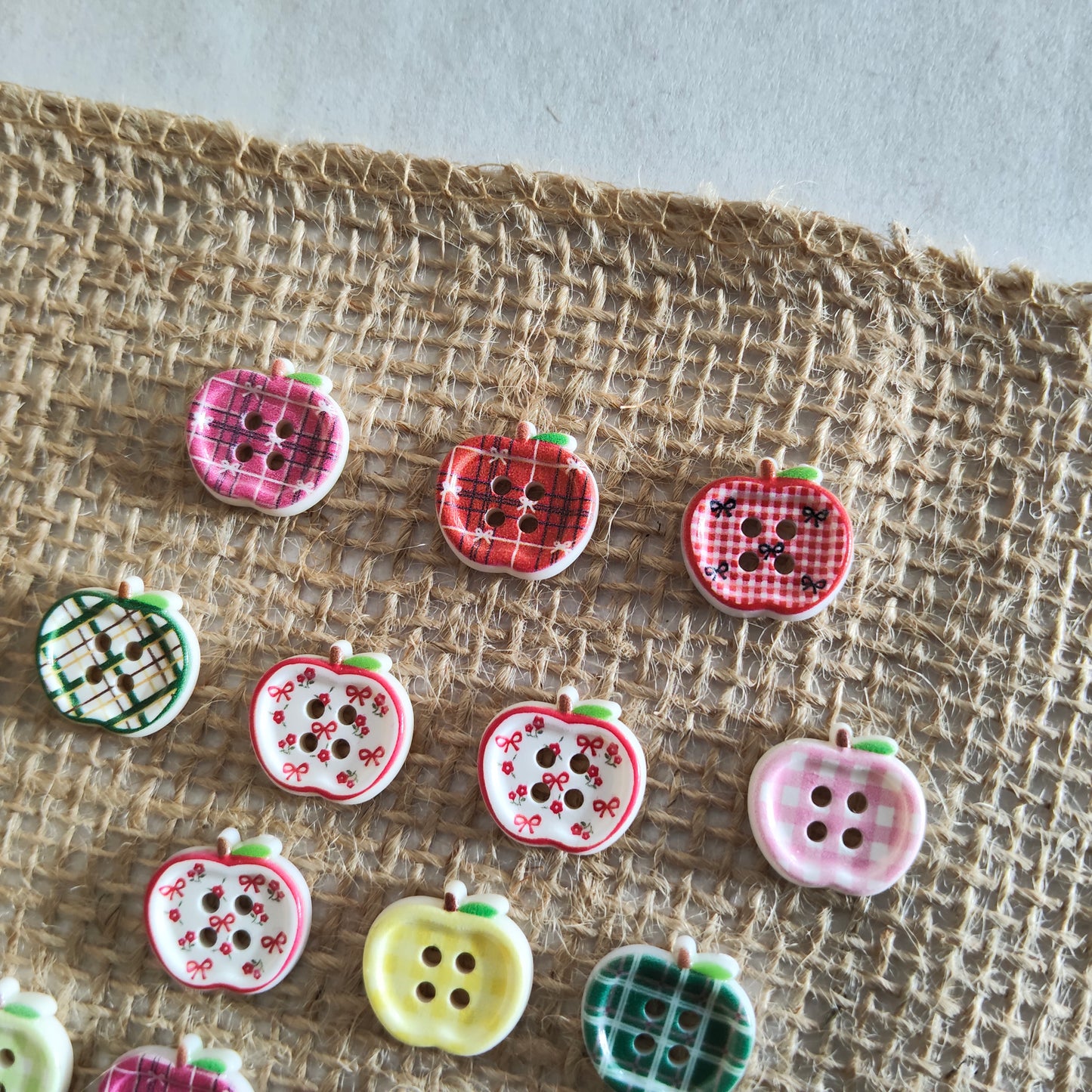 Boutons petite pomme multicolore carreaux