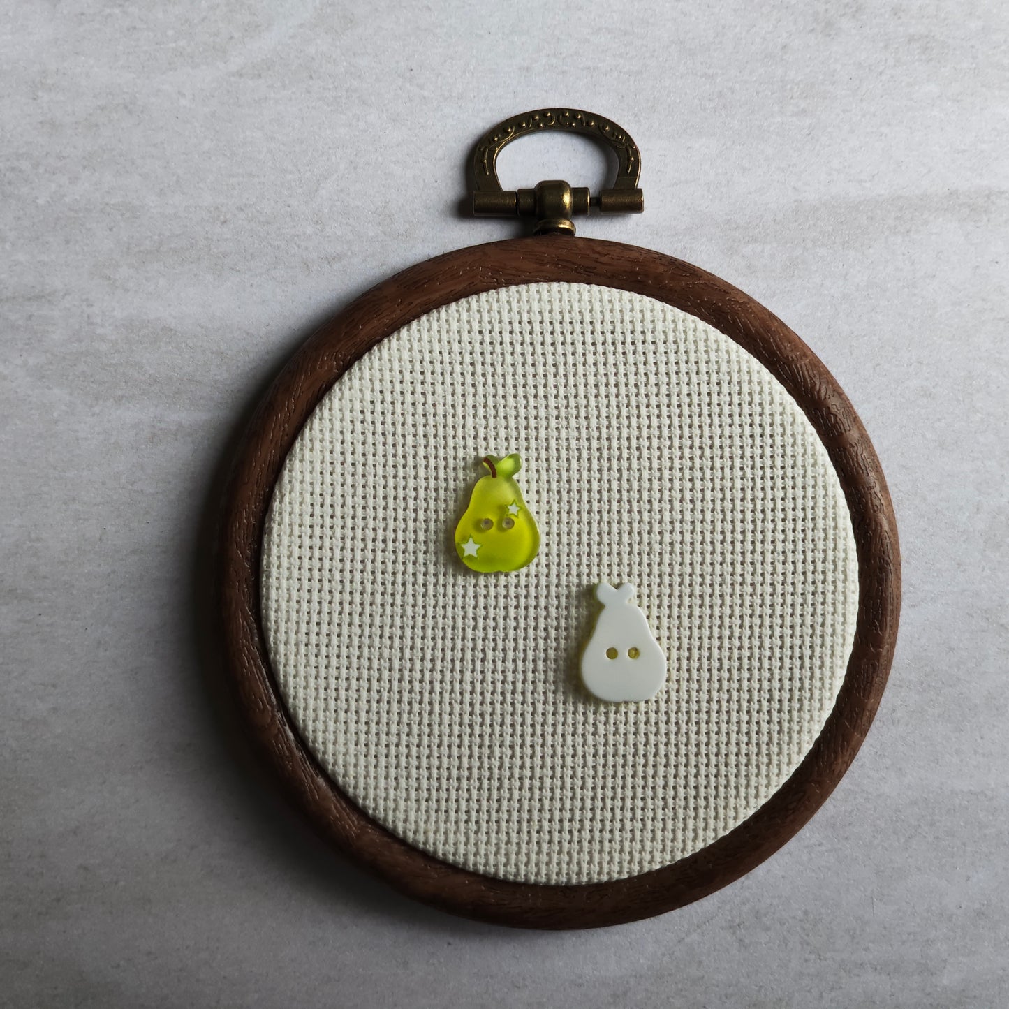 Boutons poire fruit jaune vert jardin