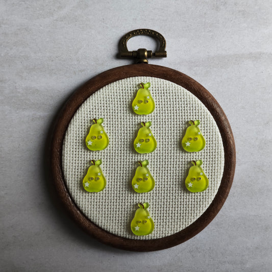 Boutons poire fruit jaune vert jardin