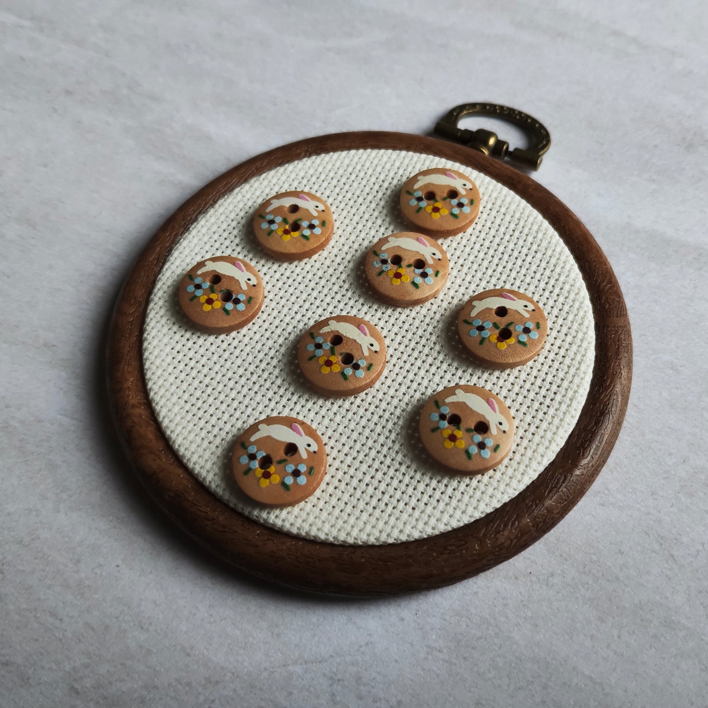 Boutons lapin et fleurs en bois rond