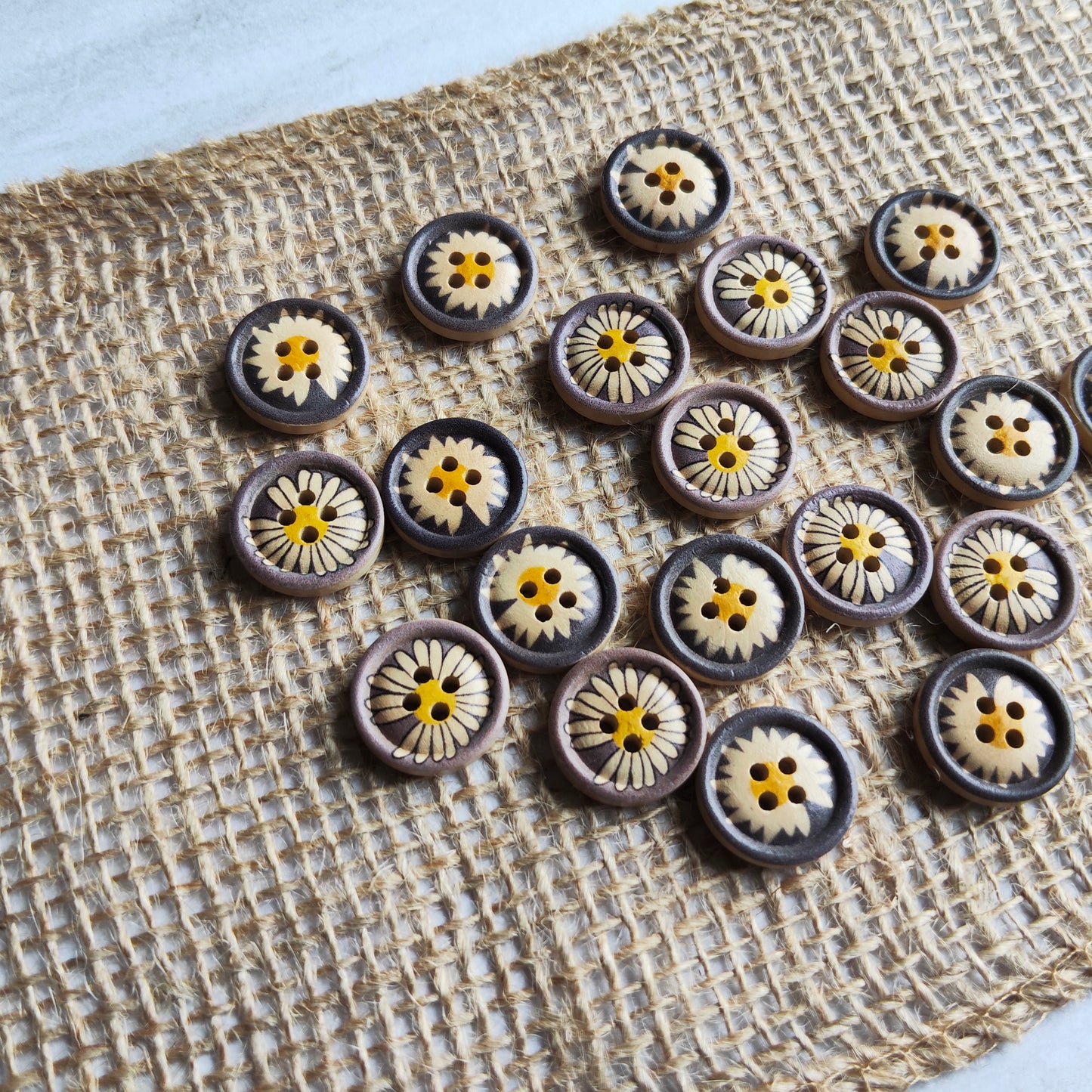 Boutons rond marron fleur marguerite centre jaune bois