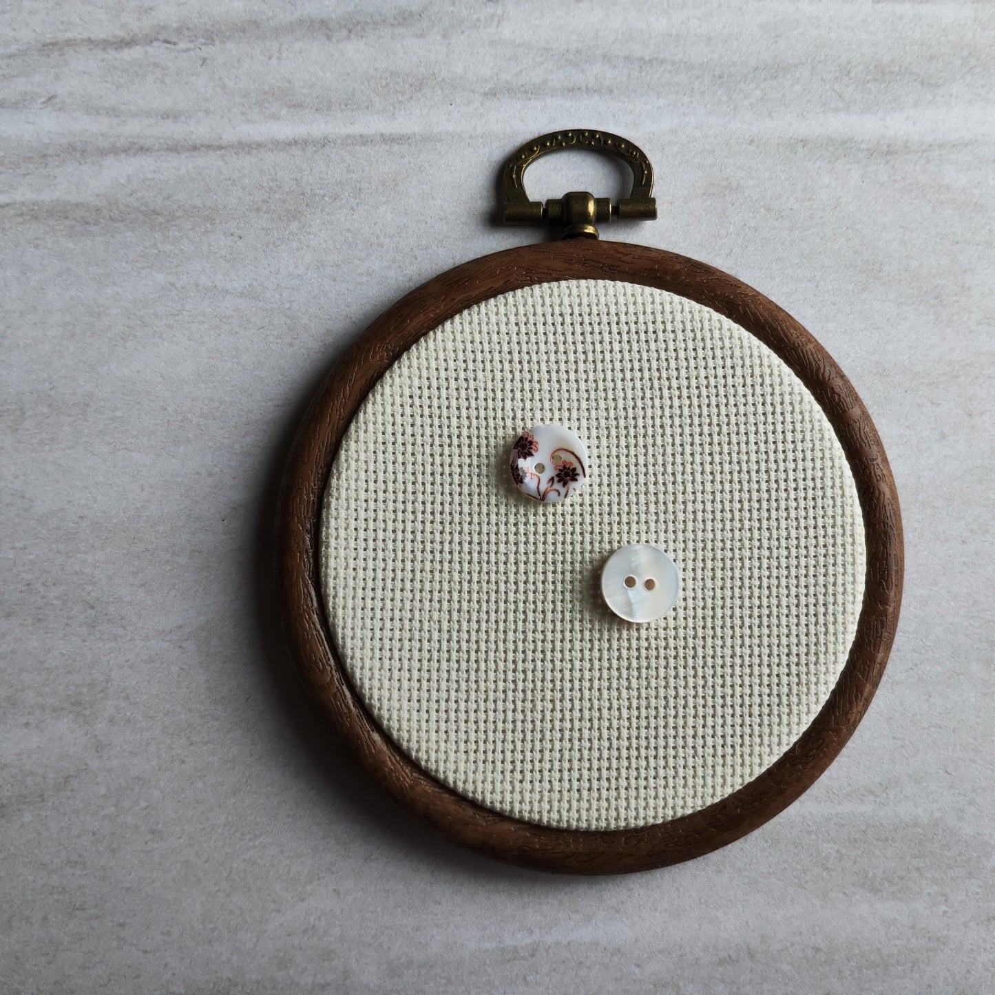 Boutons Rond blanc nacré motifs fleurs marron