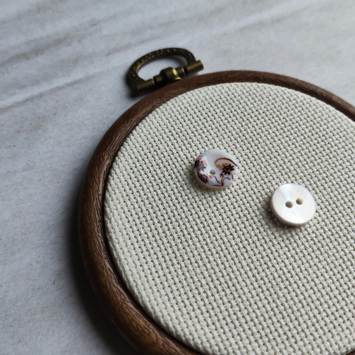 Boutons Rond blanc nacré motifs fleurs marron