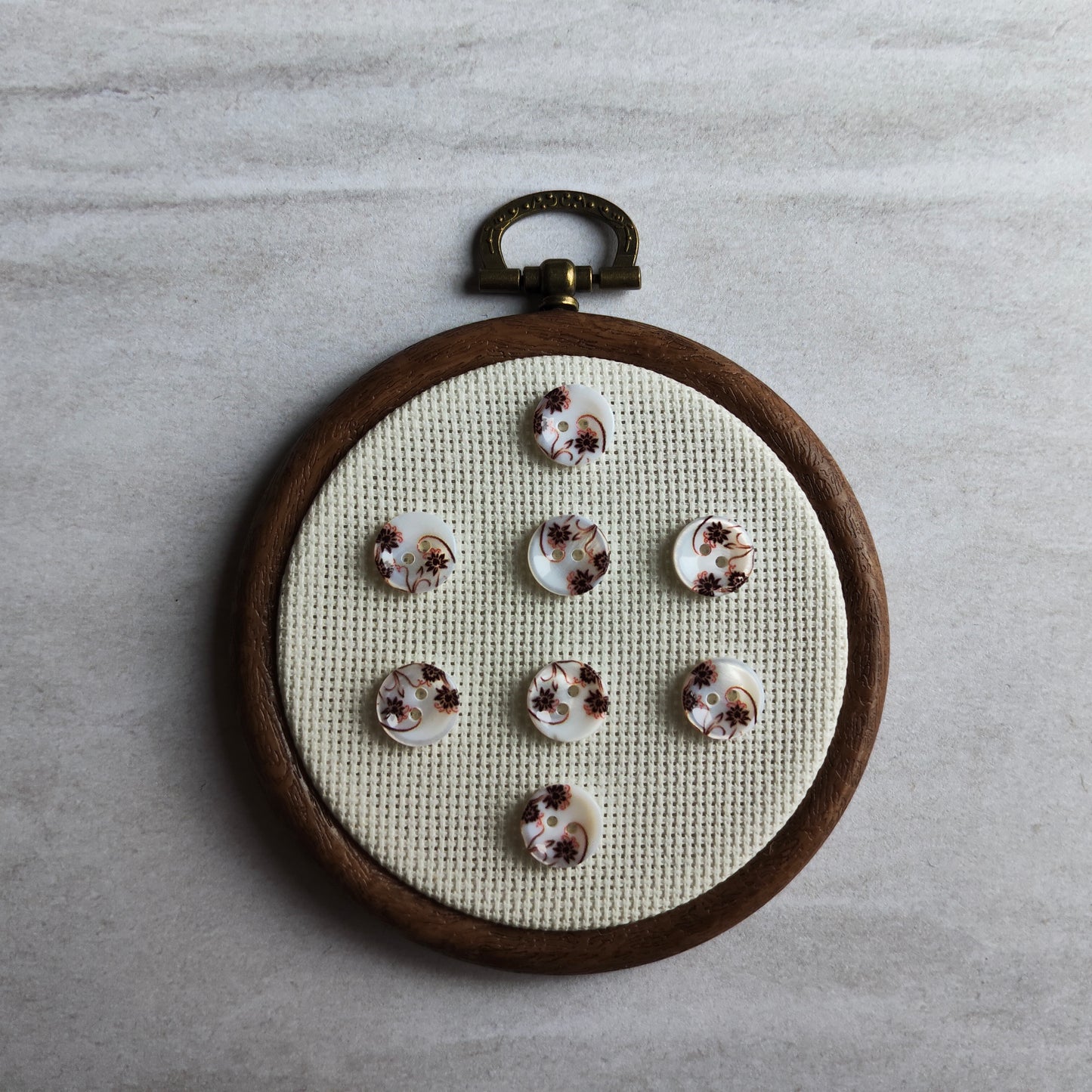 Boutons Rond blanc nacré motifs fleurs marron
