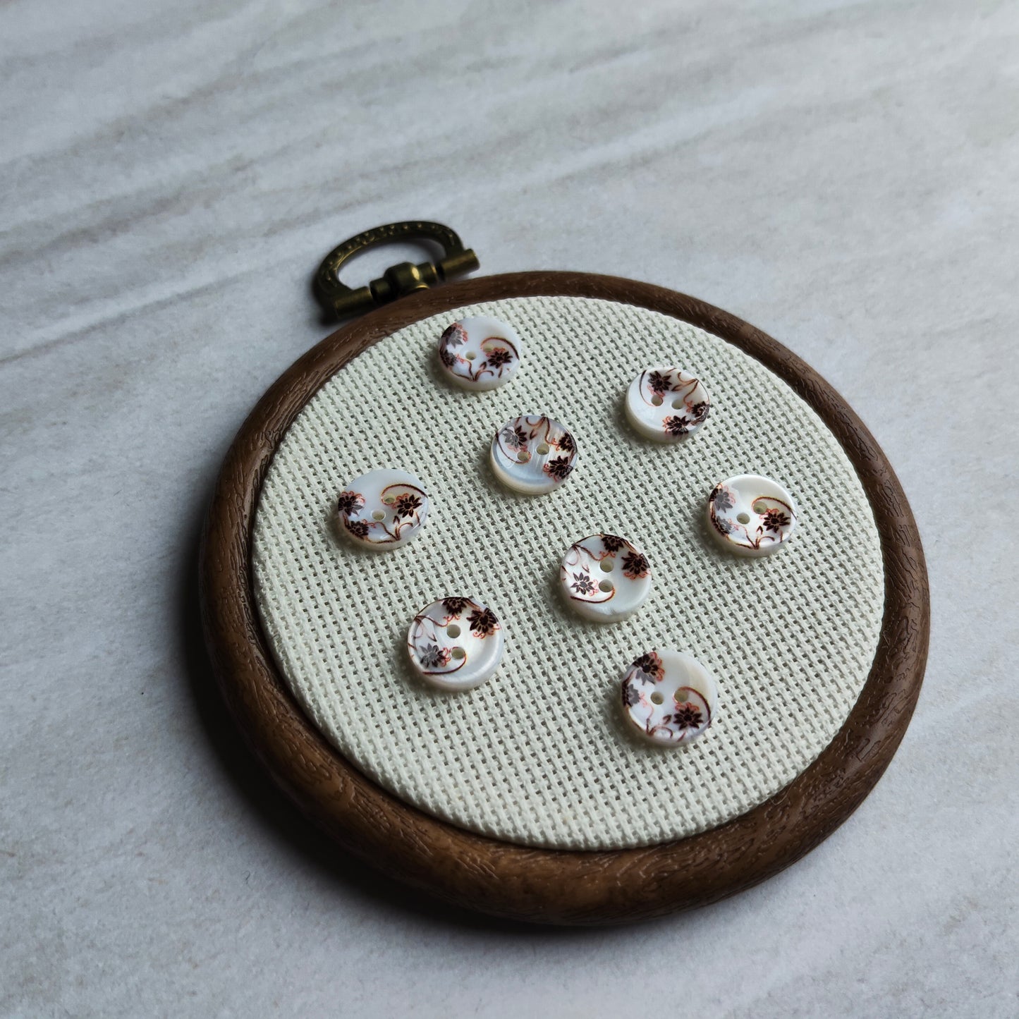 Boutons Rond blanc nacré motifs fleurs marron