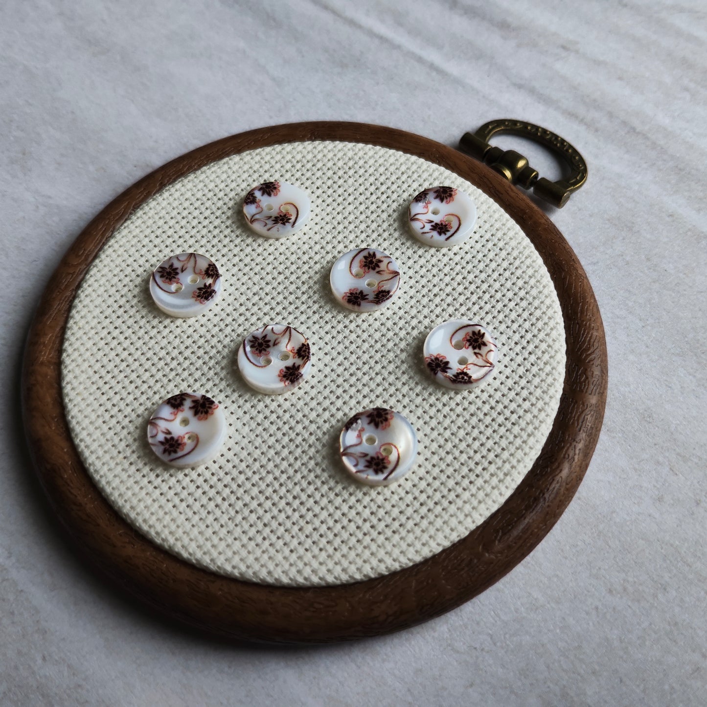 Boutons Rond blanc nacré motifs fleurs marron