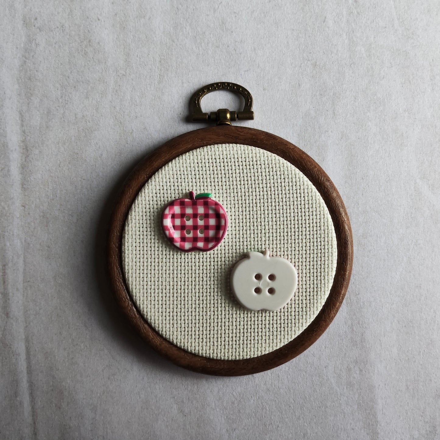 Boutons pomme fruit rouge carreaux vichy