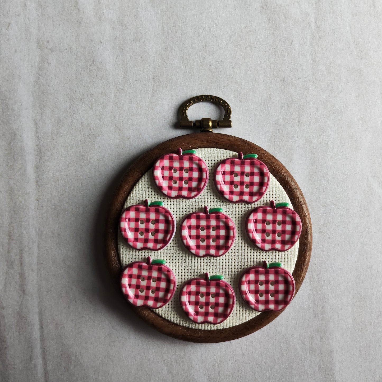 Boutons pomme fruit rouge carreaux vichy